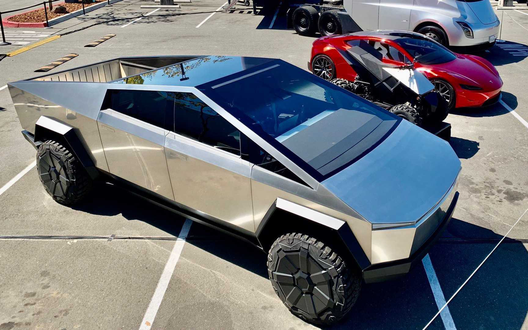 Xe bán tải viễn tưởng Tesla Cybertruck, giá cũng không tưởng