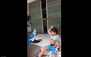Clip nóng: Tình nguyện viên chơi oẳn tù tì, "hối lộ" nước ngọt cho bé gái để lấy mẫu xét nghiệm