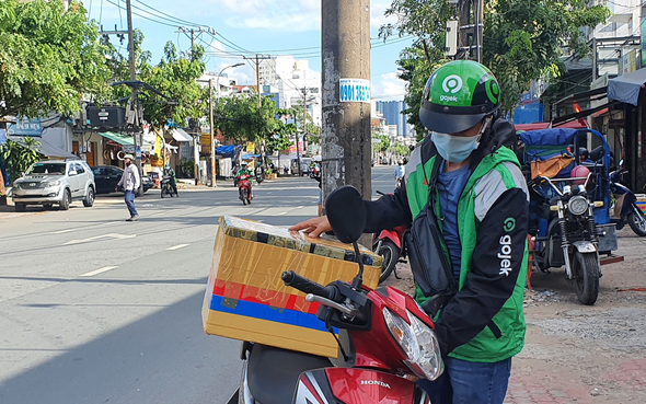 TP.HCM: Shipper &quot;vùng đỏ&quot; vẫn chưa thể đi chợ hộ qua app