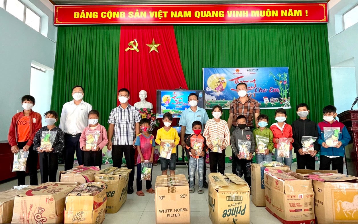 Báo NTNN/Dân Việt và các mạnh thường quân mang Tết Trung thu đến với trẻ em nghèo Tây Nguyên  