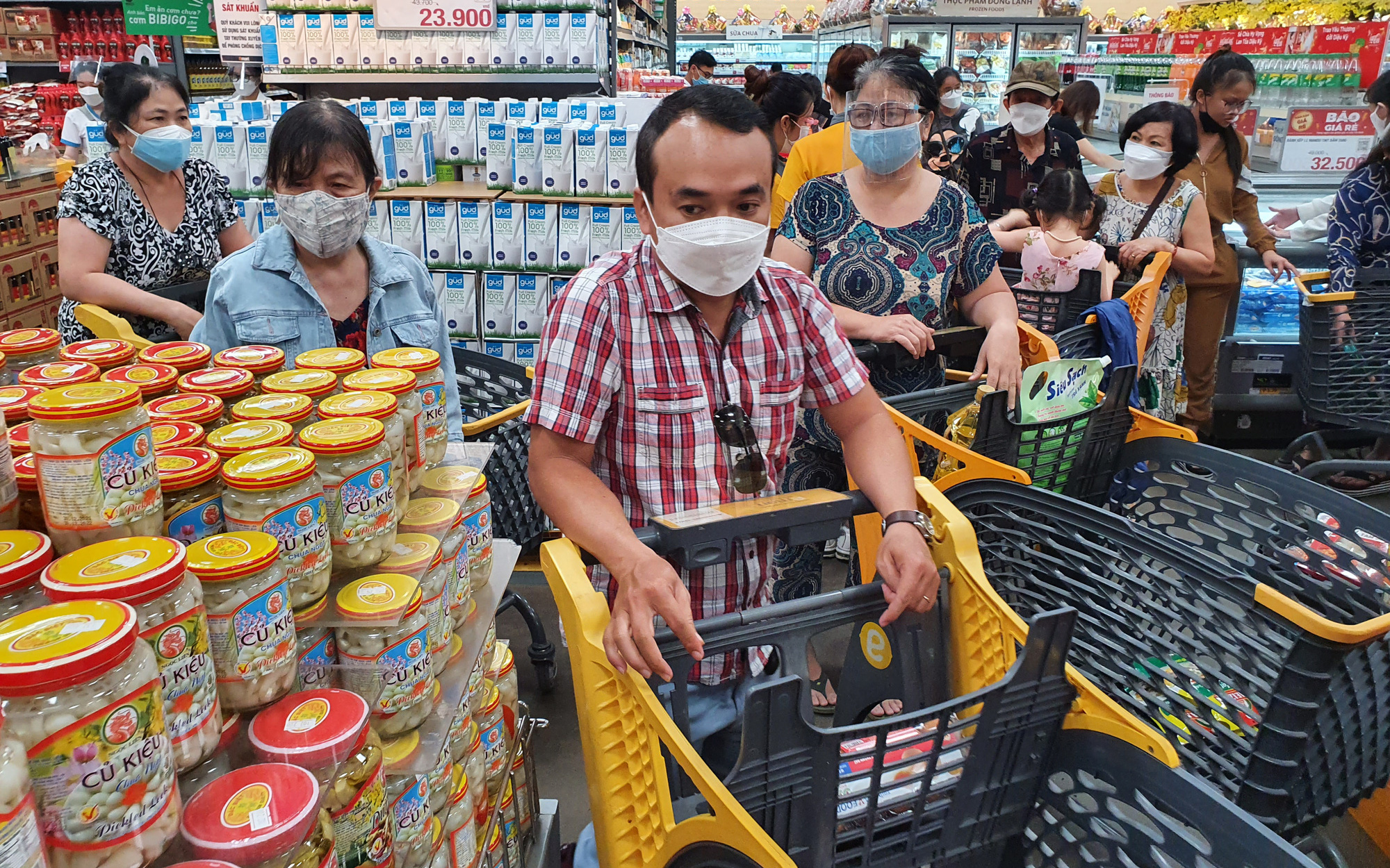 Đâu đâu cũng khuyến mãi, người dân chen chân sắm Tết sớm
