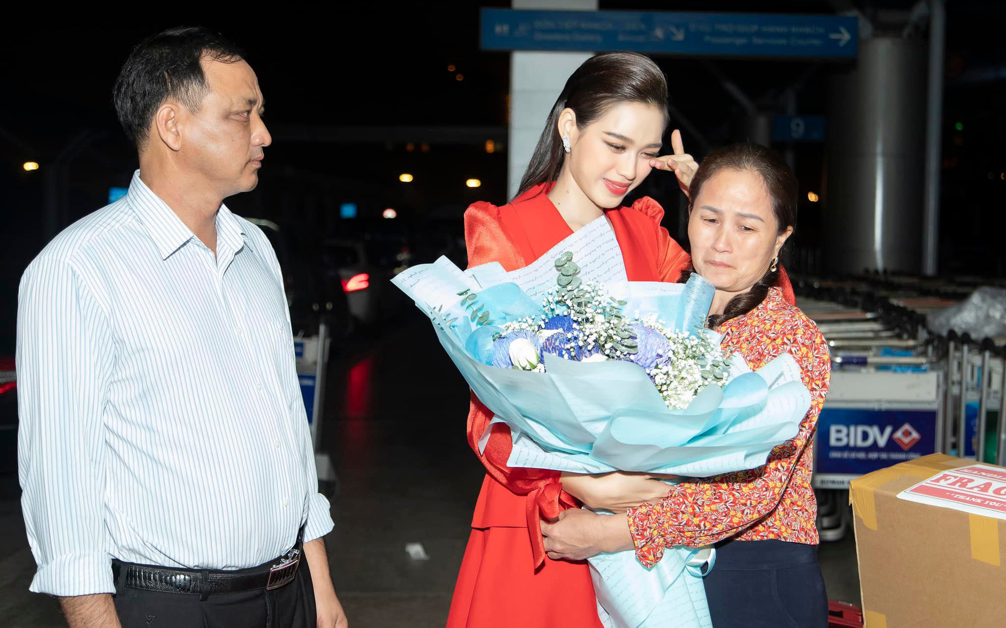 Bố mẹ hoa hậu Đỗ Thị Hà mong từng giờ con gái kịp về Việt Nam ăn Tết
