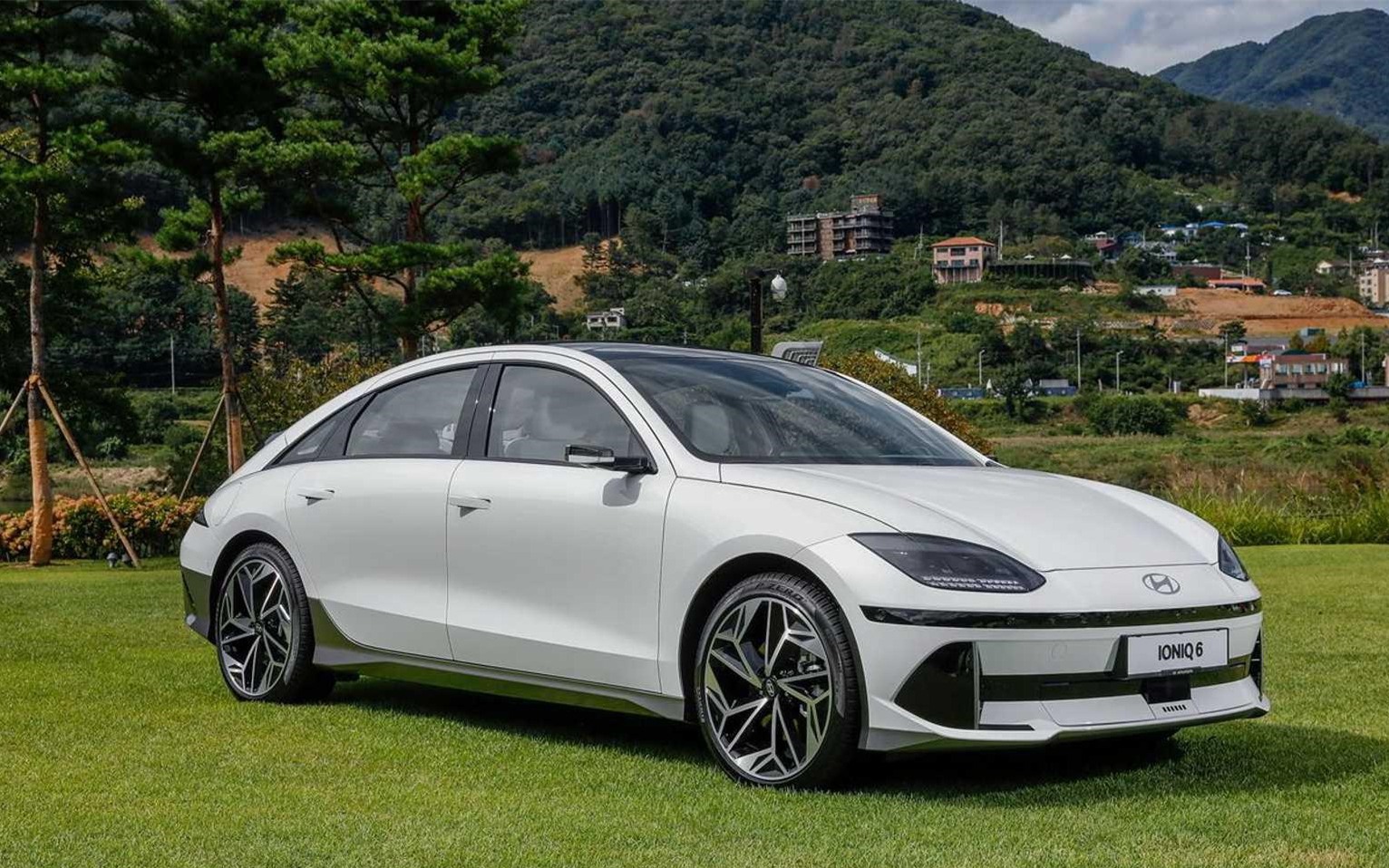 Hyundai Ioniq 6 sở hữu thiết kế mượt mà, đậm chất "xe điện"