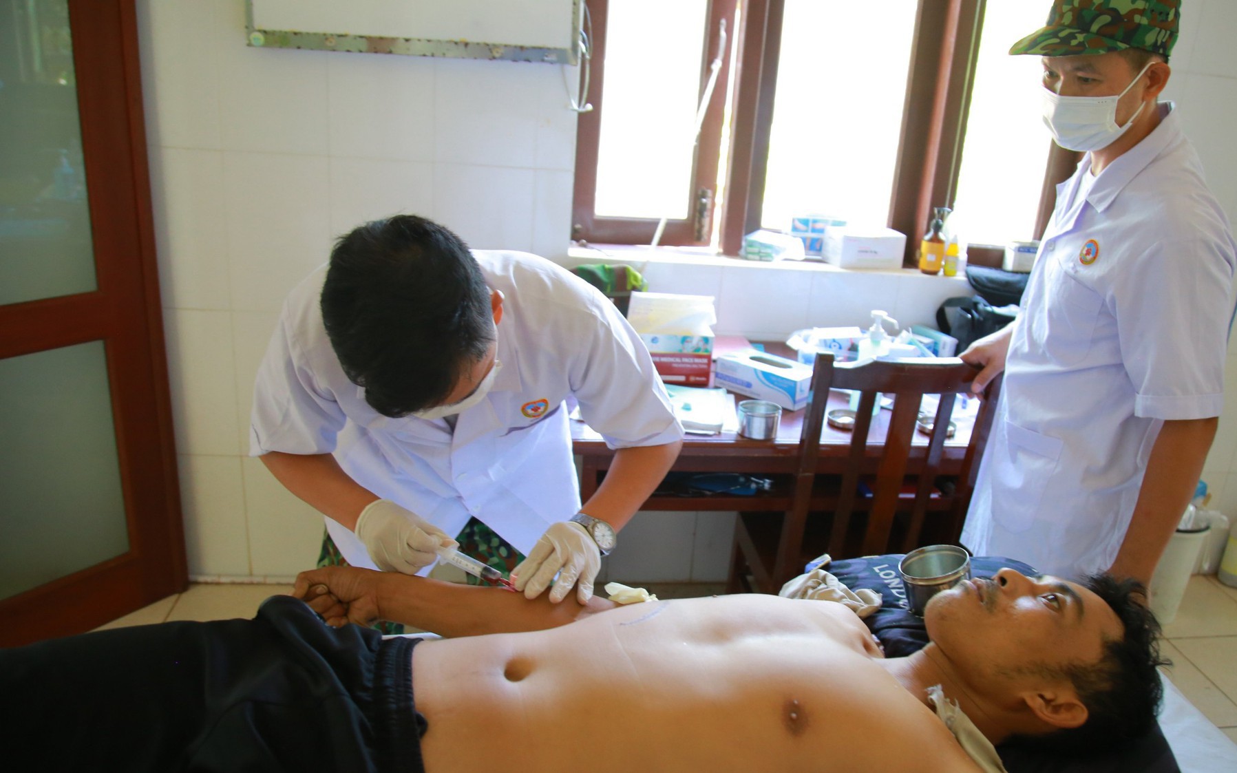 Khánh Hòa: Trực thăng đưa ngư dân từ Trường Sa vào đất liền chữa trị