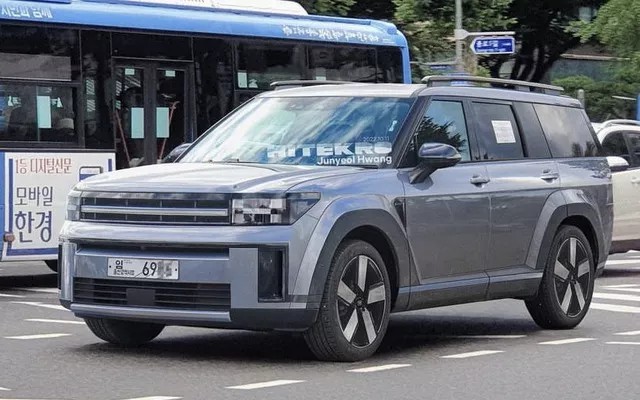 Lộ ảnh Hyundai Santa Fe 2023 trần trụi, thiết kế như Range Rover