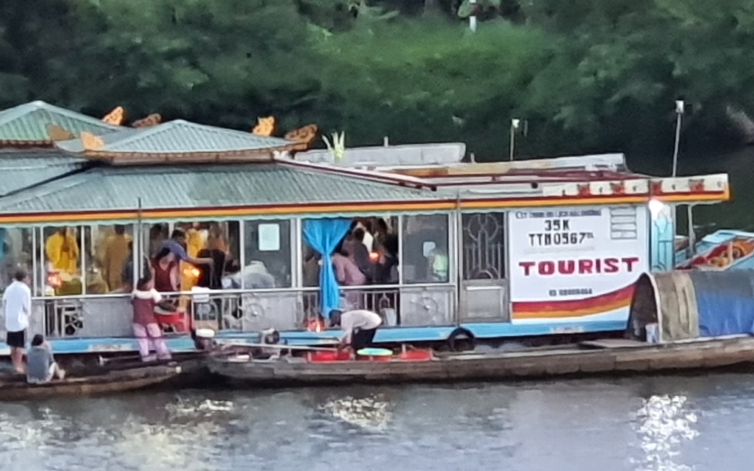 TT-Huế: Yêu cầu tăng cường xử lý vi phạm đối với phương tiện kinh doanh du lịch trên sông Hương 