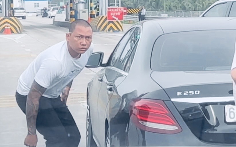 Bé gái bị nhóm người lạ xăm trổ xông vào nhà bắt đi: "Không thể nói vì là mẹ thích bắt là bắt!"