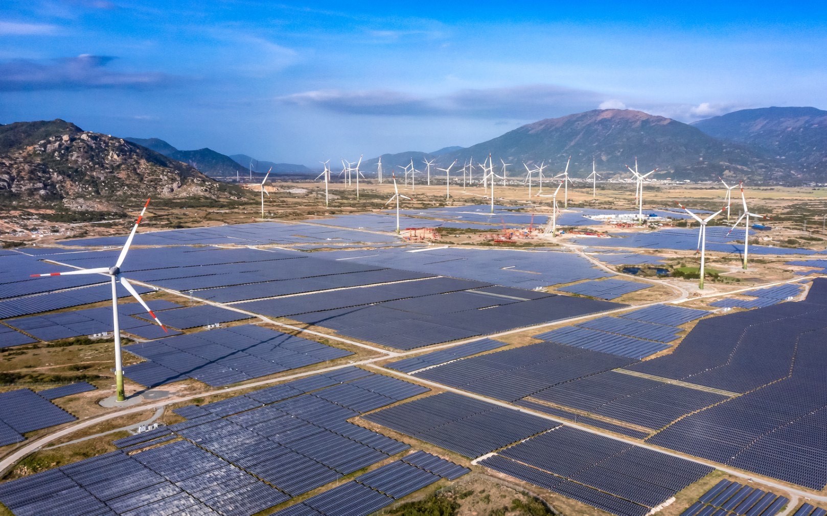 Khung giá điện gió, điện mặt trời cao nhất gần 1.600 đến 1.900 đồng/kWh