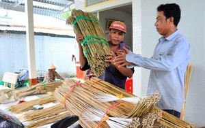 Mùa nước nổi miền Tây, dân xóm thuyền ở Kiên Giang có việc làm, rủng rỉnh tiền tiêu