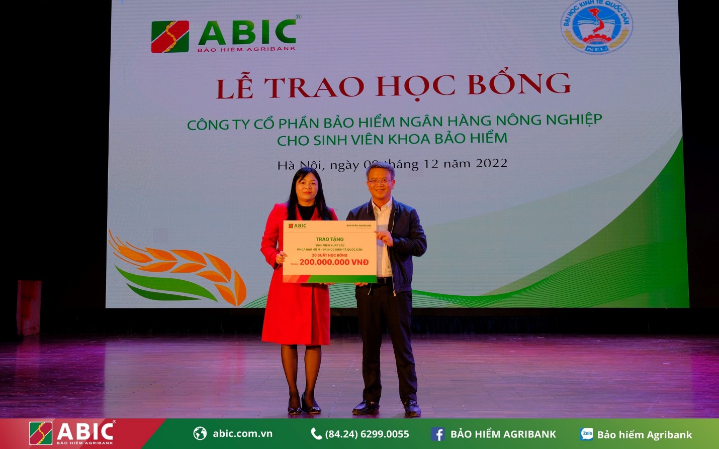 Bảo hiểm Agribank trao học bổng cho sinh viên trường Đại học Kinh tế Quốc dân
