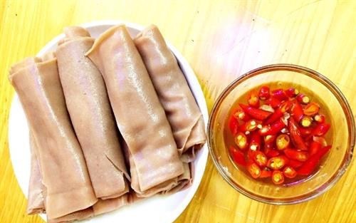 Phở hồng Bắc Hà ở Lào Cai làm từ loại hạt gì, chan nước gì mà đến khách Tây cũng ăn say mê?