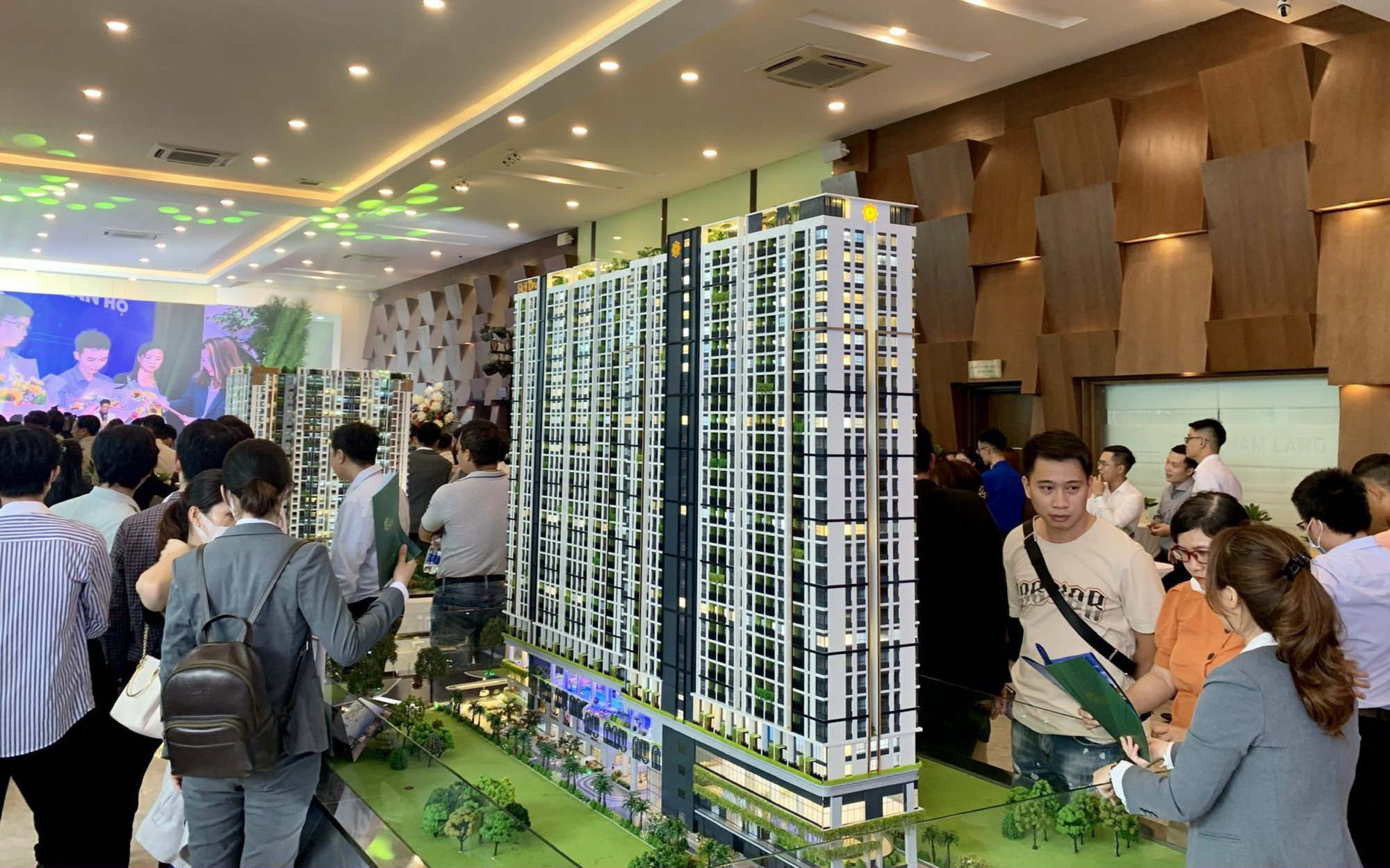 Nhà đầu tư bất động sản tích trữ dòng tiền, chờ diễn biến thị trường năm sau