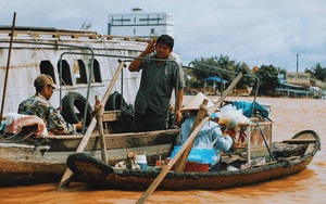 Lênh đênh chợ nổi Cái Bè