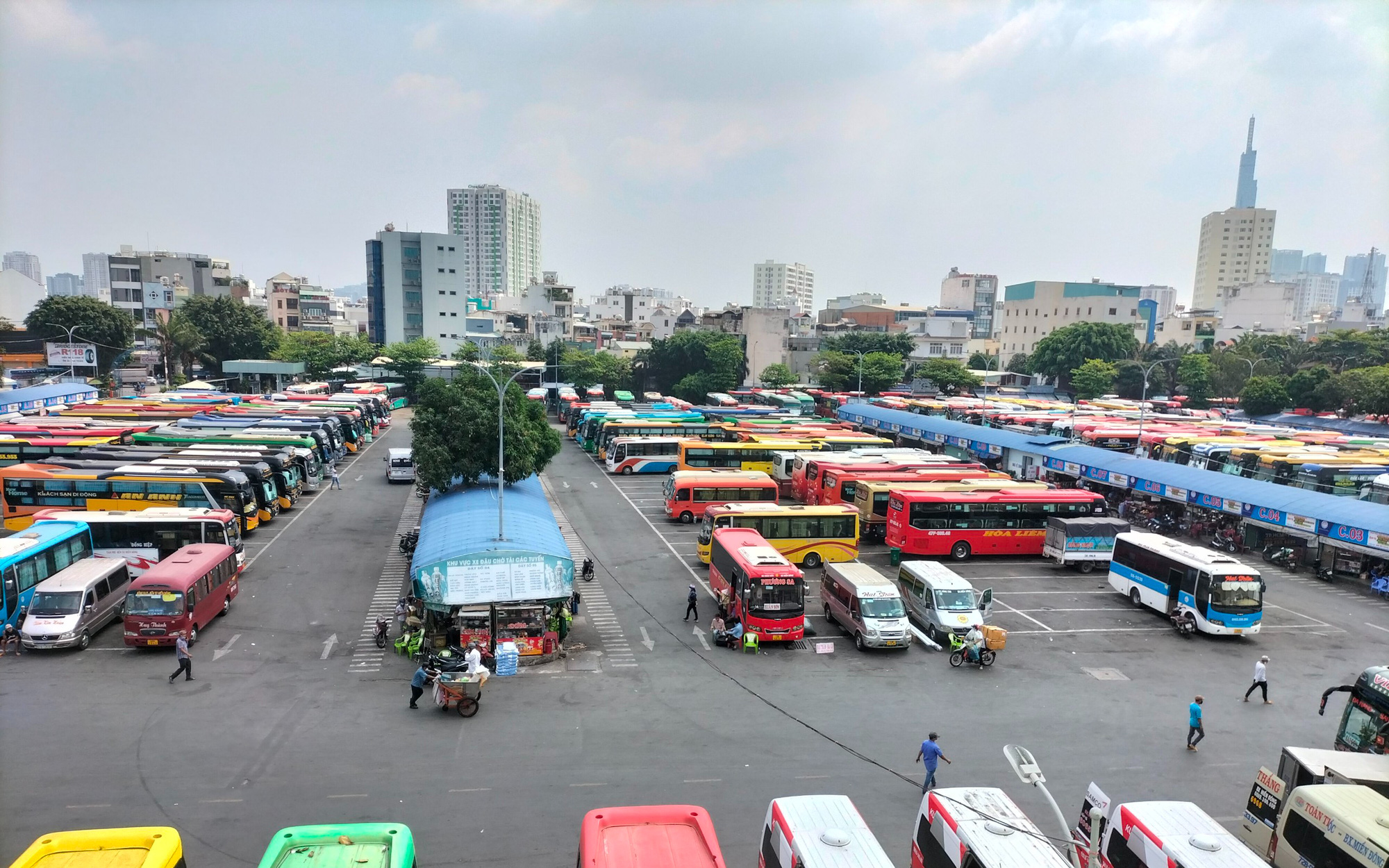Xăng dầu tăng cao, nhiều doanh nghiệp vận tải ở Bến xe Miền Đông xin tăng giá vé