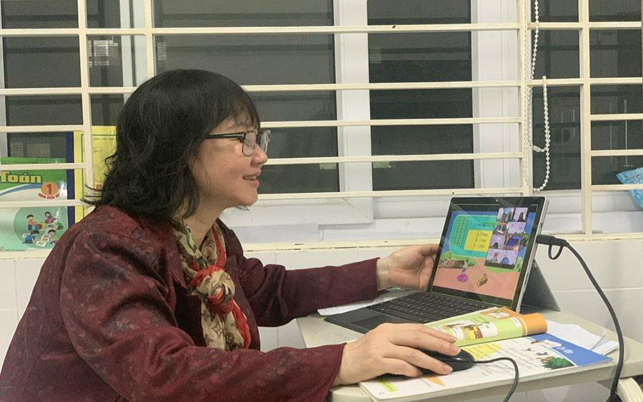 Cô giáo F0 nằm viện, cách ly vẫn dạy học online mỗi tối