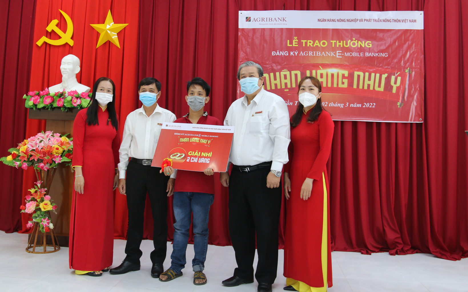 Agribank Chi nhánh Cần Thơ II trao thưởng 2 chỉ vàng SJC của Chương trình &quot;Đăng ký Agribank E-mobile Banking – Nhận vàng như ý&quot;