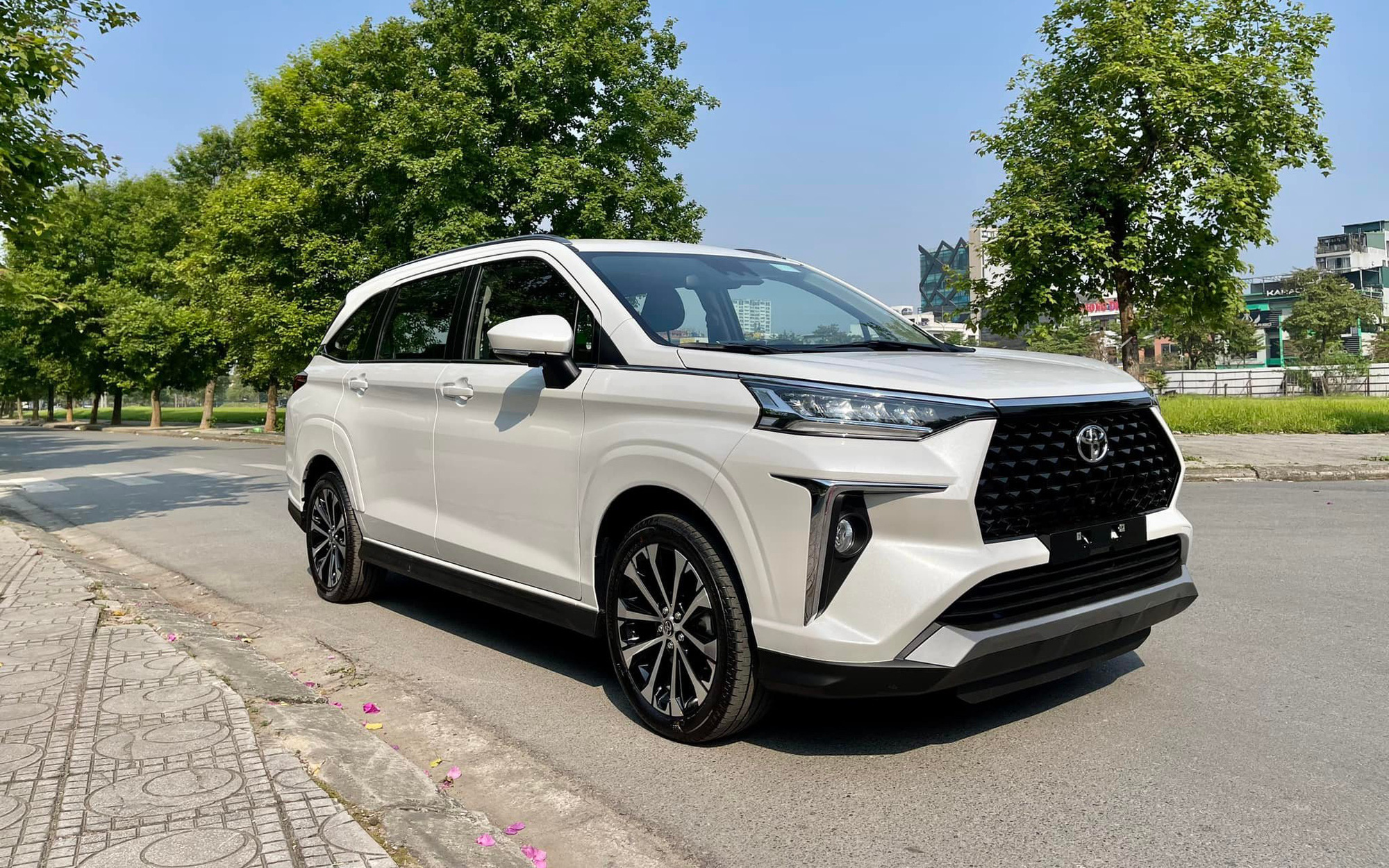 Chiêu trò bán Toyota Veloz Cross 2022: Kèm &quot;lạc&quot; là chuyện thường, tuồn xe ra ngoài bán chênh mới cao tay