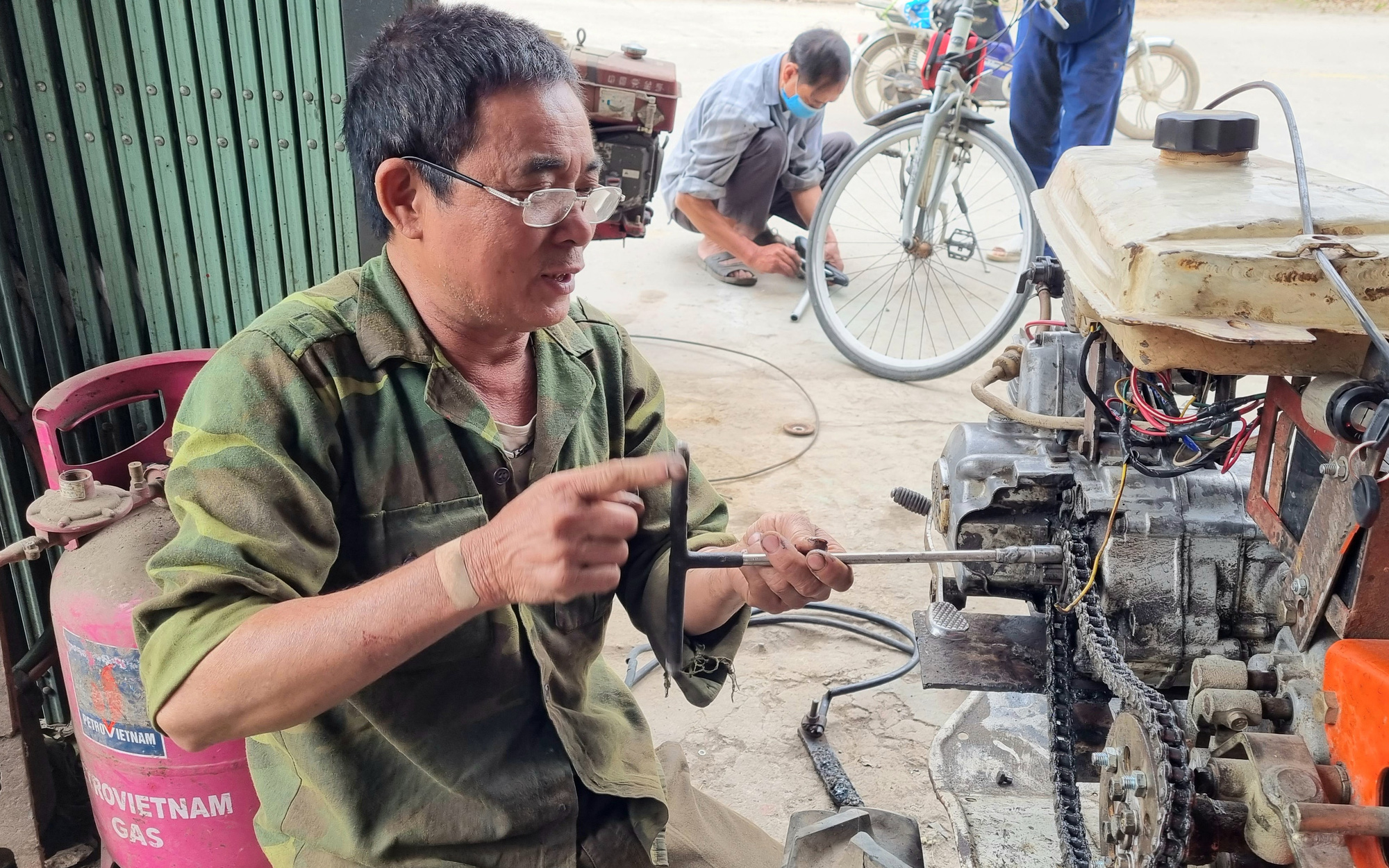 Sáng chế, chế tạo máy nông nghiệp, ông nông dân Ninh Bình trình độ lớp 5 đoạt các giải thưởng đếm vội không hết
