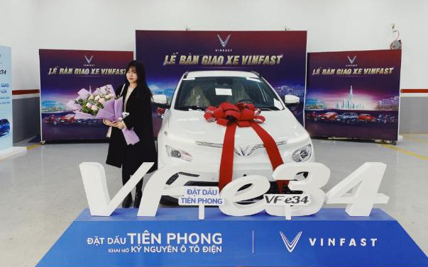 Lướt Shopee khi chờ sạc xe VinFast VF e34: “Trải nghiệm thú vị”
