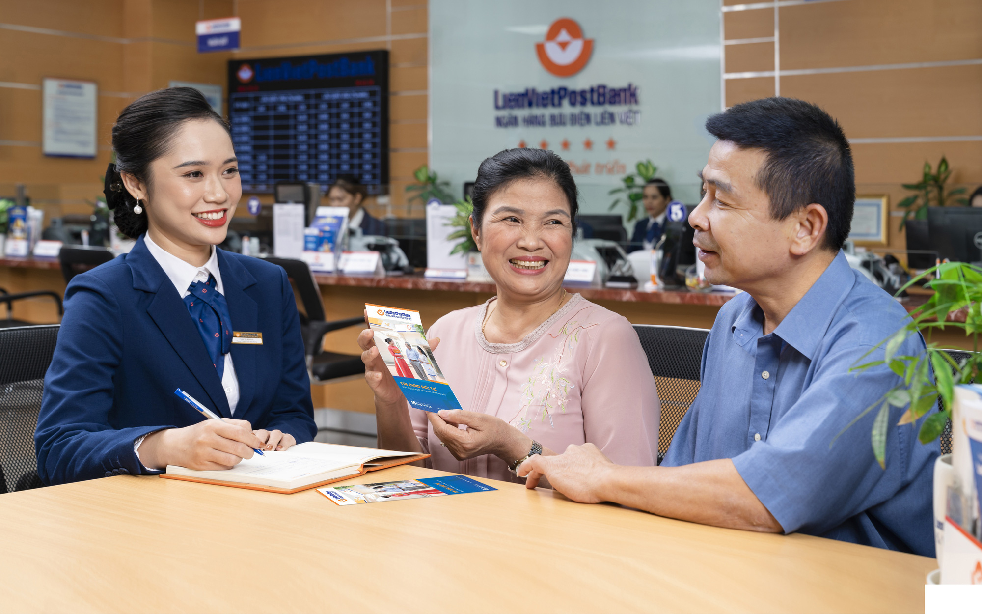 Khi người cao tuổi, cơ quan bảo hiểm và ngân hàng cùng thúc đẩy xã hội không tiền mặt