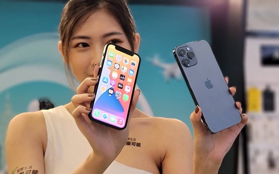 Giá iPhone 12 tiếp tục giảm sâu trong tháng 4, hàng xách tay được ưa chuộng 