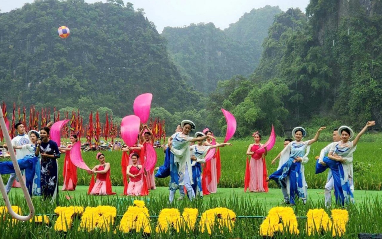 “Rước rồng” trên sông Ngô Đồng, nghe hát then, hát đối, quan họ ở Tam Cốc-Tràng An