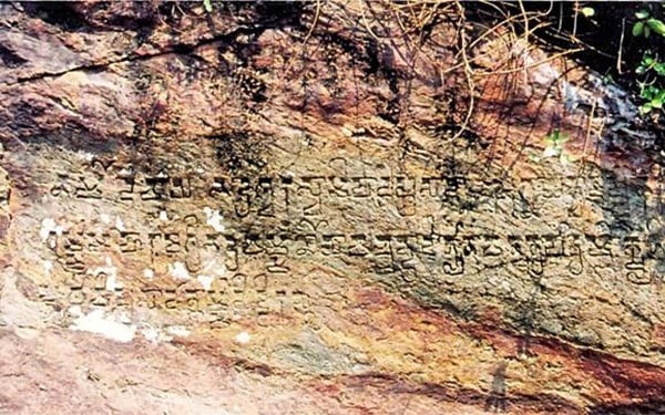 Một tấm bia bi ký Chăm Pa cổ 17 thế kỷ đội nắng mưa vẫn rõ chữ dưới chân núi Nhạn của Phú Yên