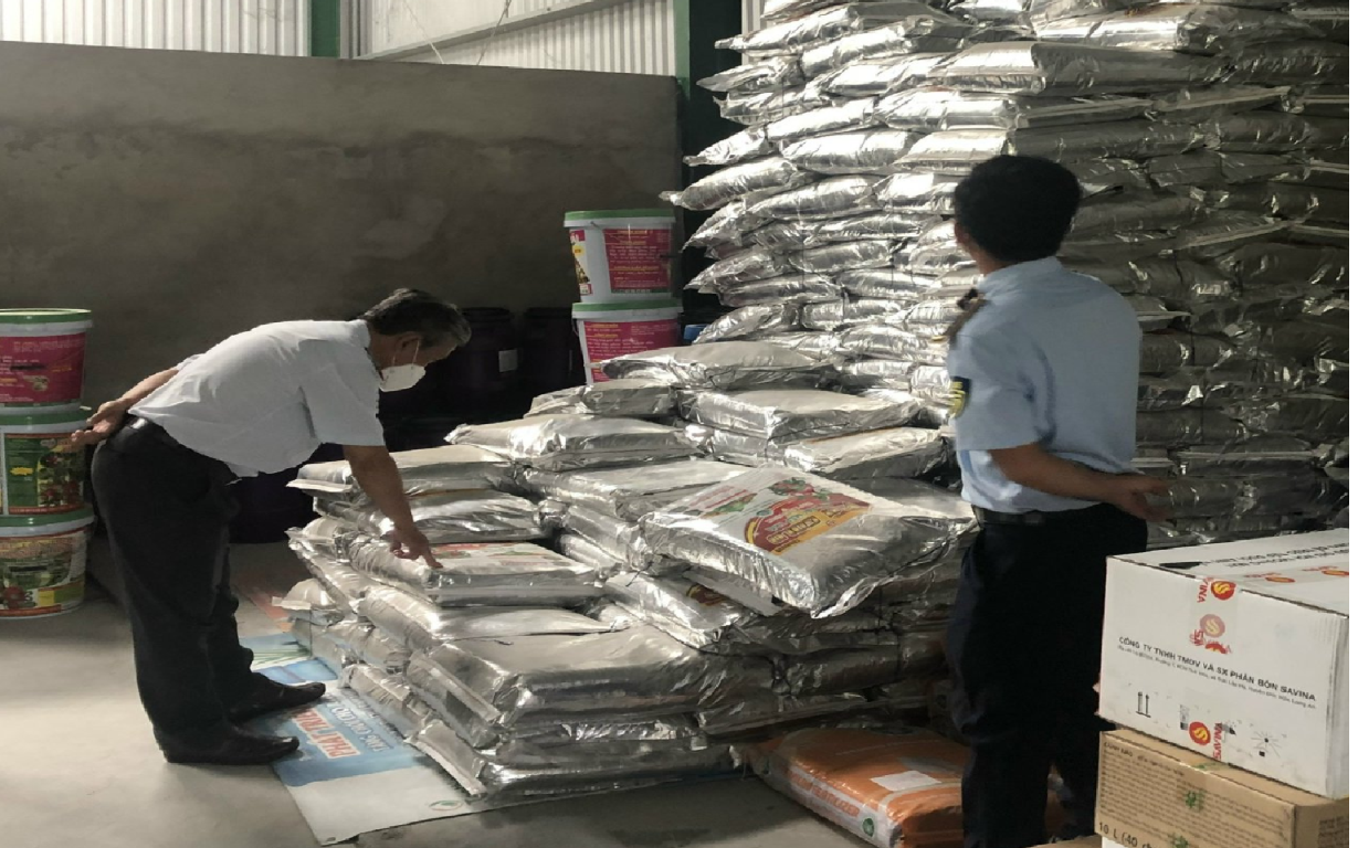 Hàng tấn phân bón vi phạm bị bắt &quot;nóng&quot; ở Tiền Giang