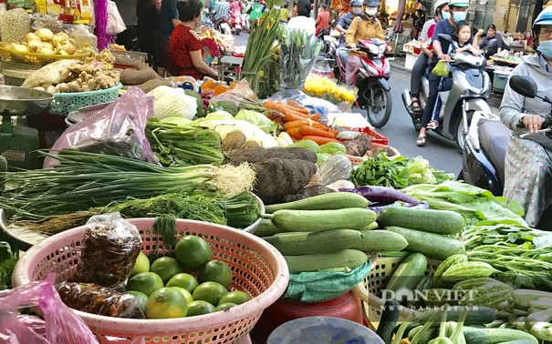 Giá rau xanh tại TP.HCM tăng vọt vì mưa bão