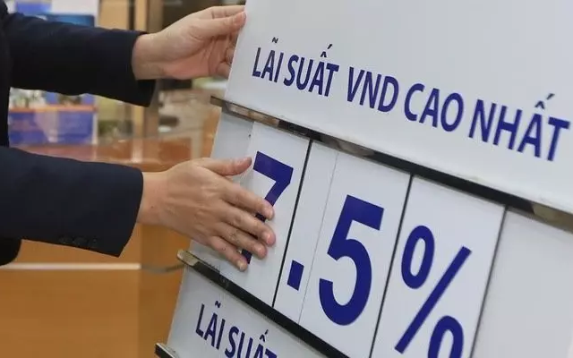 Ngân hàng &quot;giật&quot; vốn lẫn nhau, &quot;châm ngòi&quot; cuộc đua tăng lãi suất tiết kiệm