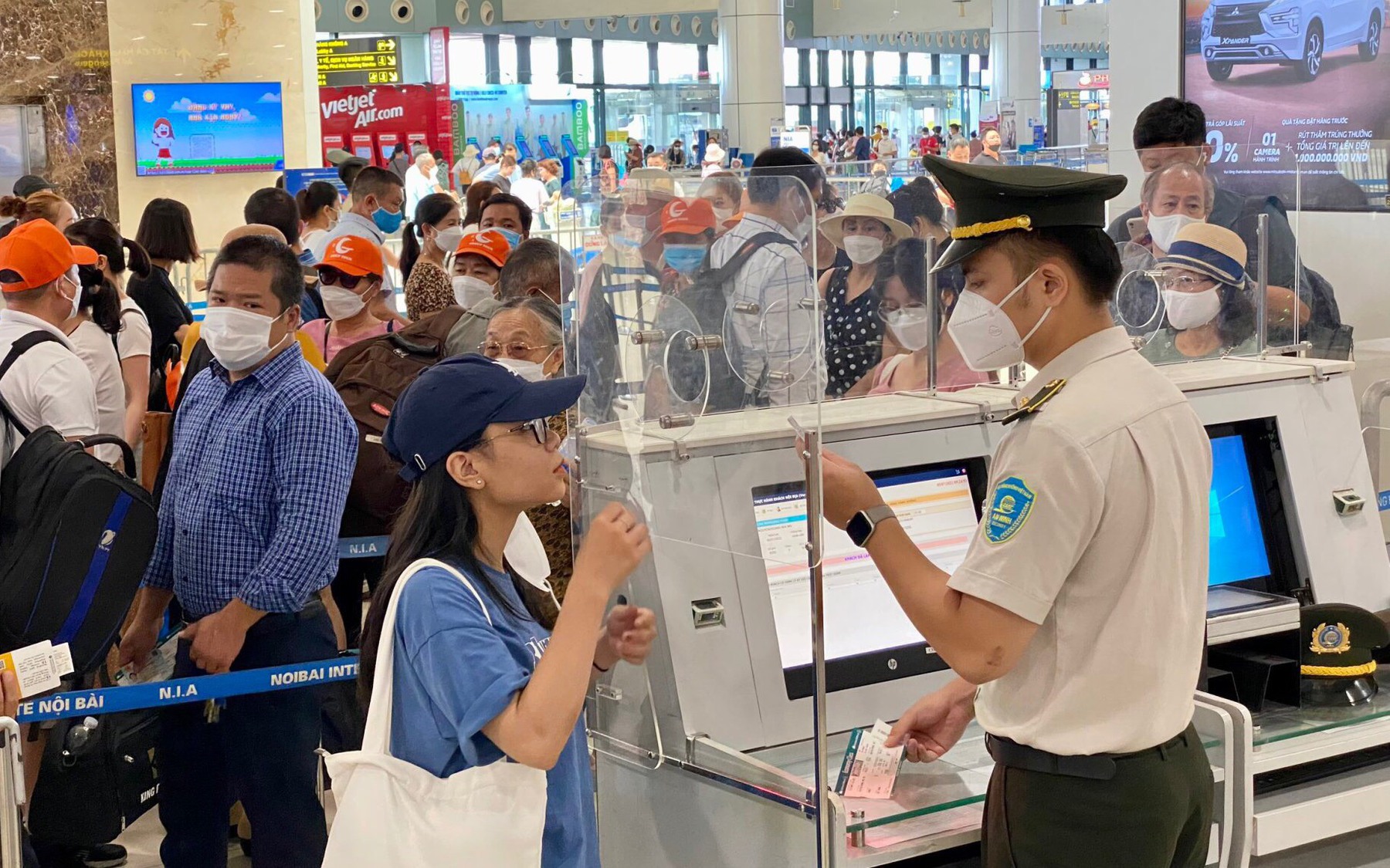 Quên mang giấy tờ, hành khách thiệt hại tài chính khi tới sân bay Nội Bài