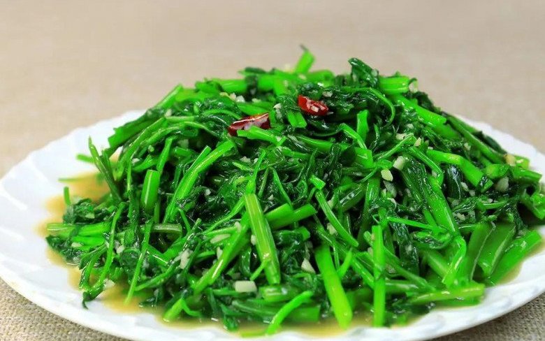 Ngâm rau muống trong loại nước rẻ tiền này, lúc xào xanh mướt lại giòn ngon