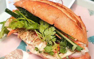 Việt Nam có 6 tiệm bánh mì vang danh ở nước ngoài, khách xếp hàng dài chờ đến lượt