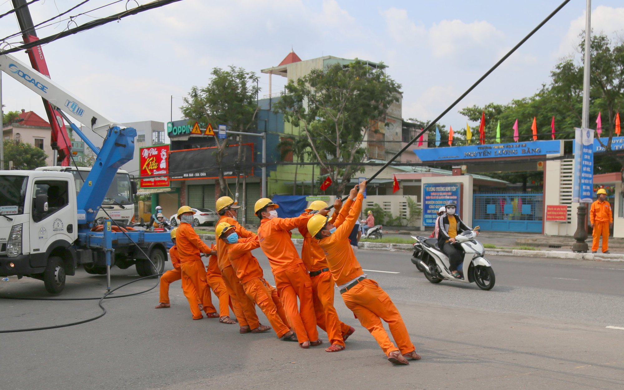 Vượt khó khăn, EVNCPC hoàn thành nhiệm vụ cung cấp điện cho miền Trung - Tây Nguyên