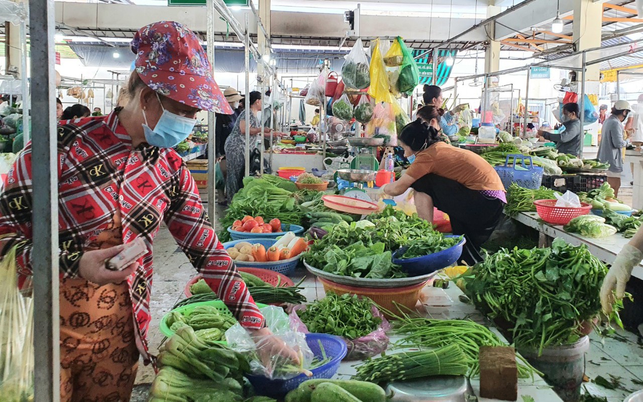 Giá hàng hóa giảm nhỏ giọt, muốn giảm sâu, phải chờ tiếp