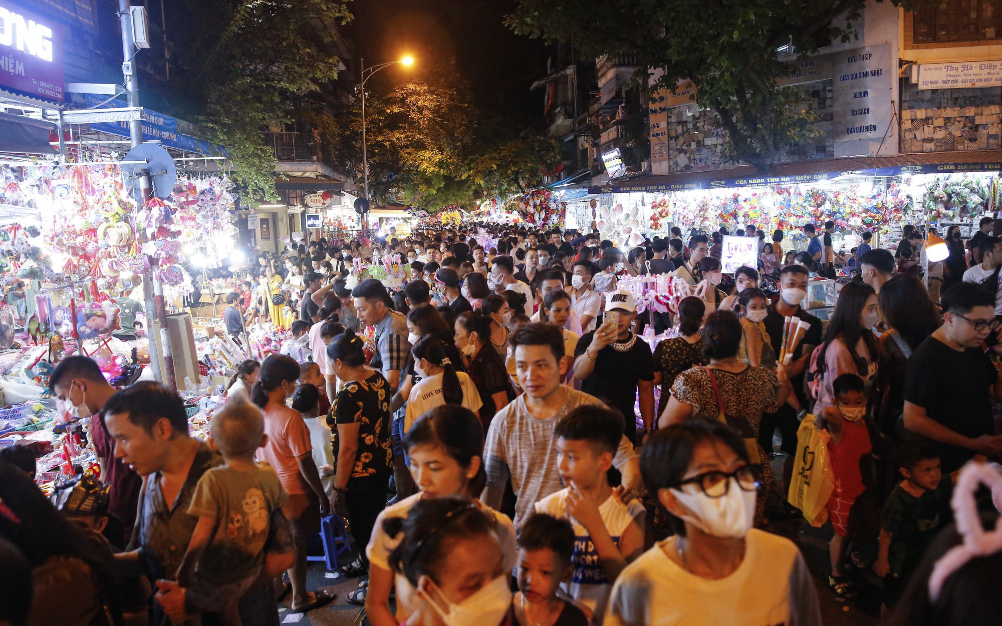 Biển người chen chân trên phố Hàng Mã đón Trung thu sớm
