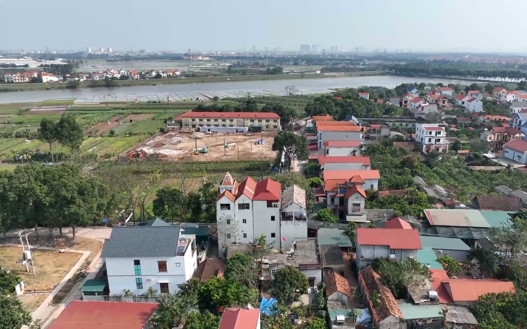 Thị trường bất động sản chững lại: Người cắt lỗ, kẻ gom hàng
