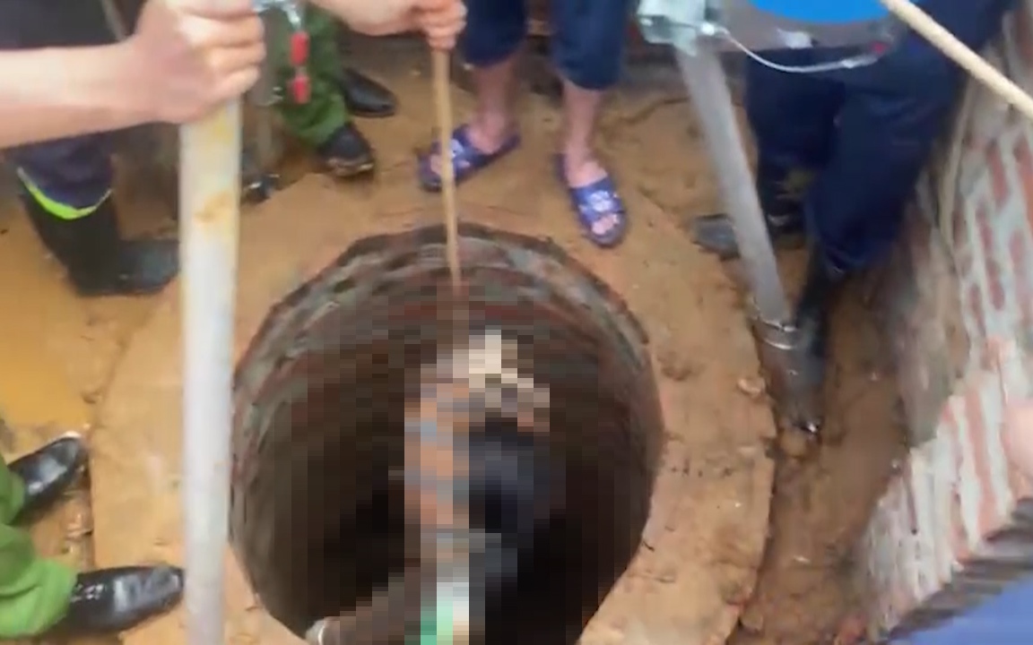 Clip: Công an Sơn La trục vớt thi thể người phụ nữ tử vong dưới giếng