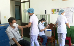 Quảng Nam: Xem xét không xét thi đua cuối năm nếu cán bộ, công chức, viên chức không tiêm vaccine Covid-19