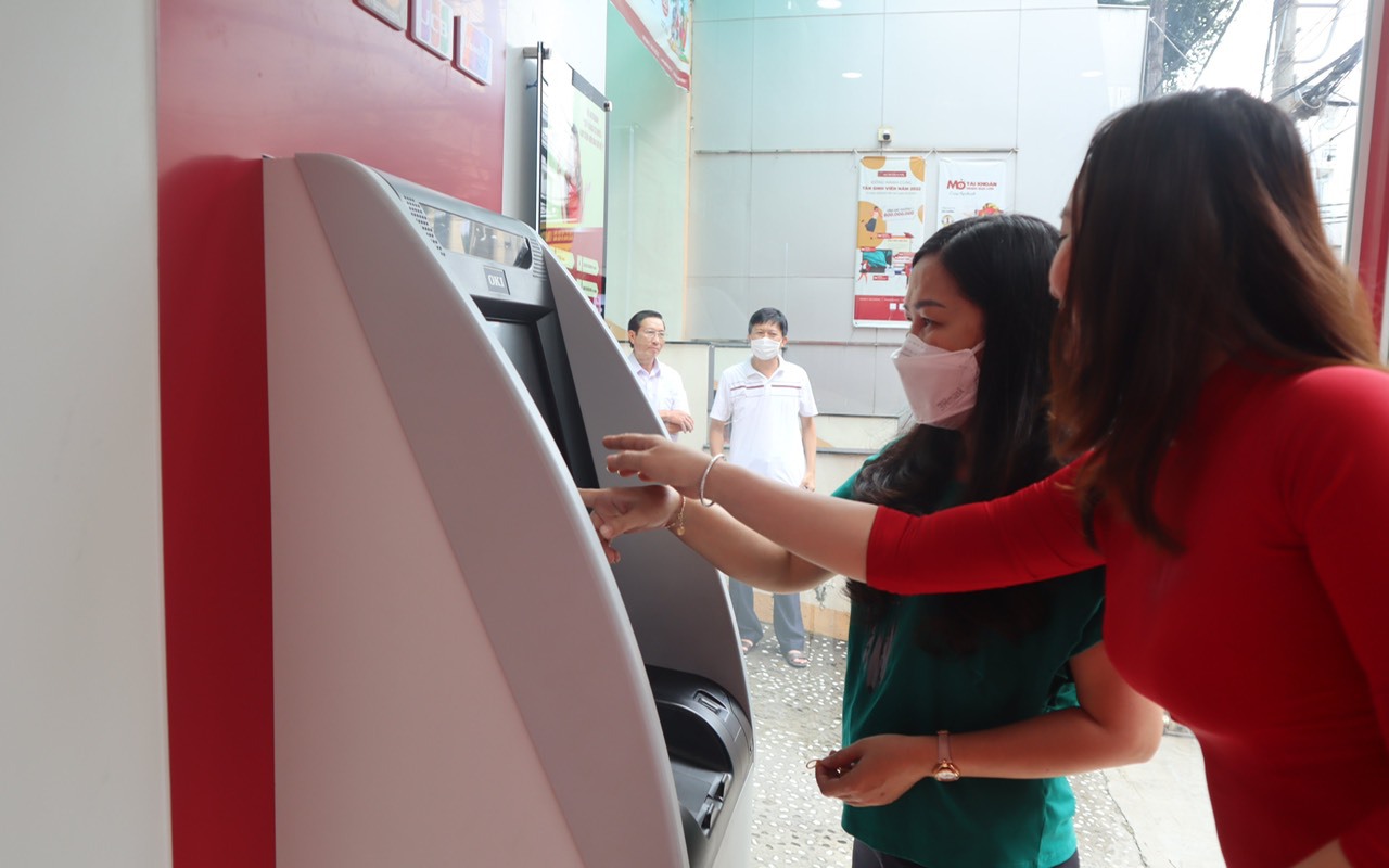 Agribank Chi nhánh Cần Thơ II đưa vào hoạt động máy gửi, rút tiền tự động Autobank