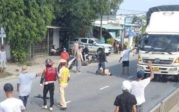 Cảnh sát giao thông bị tông trọng thương khi dừng xe vi phạm