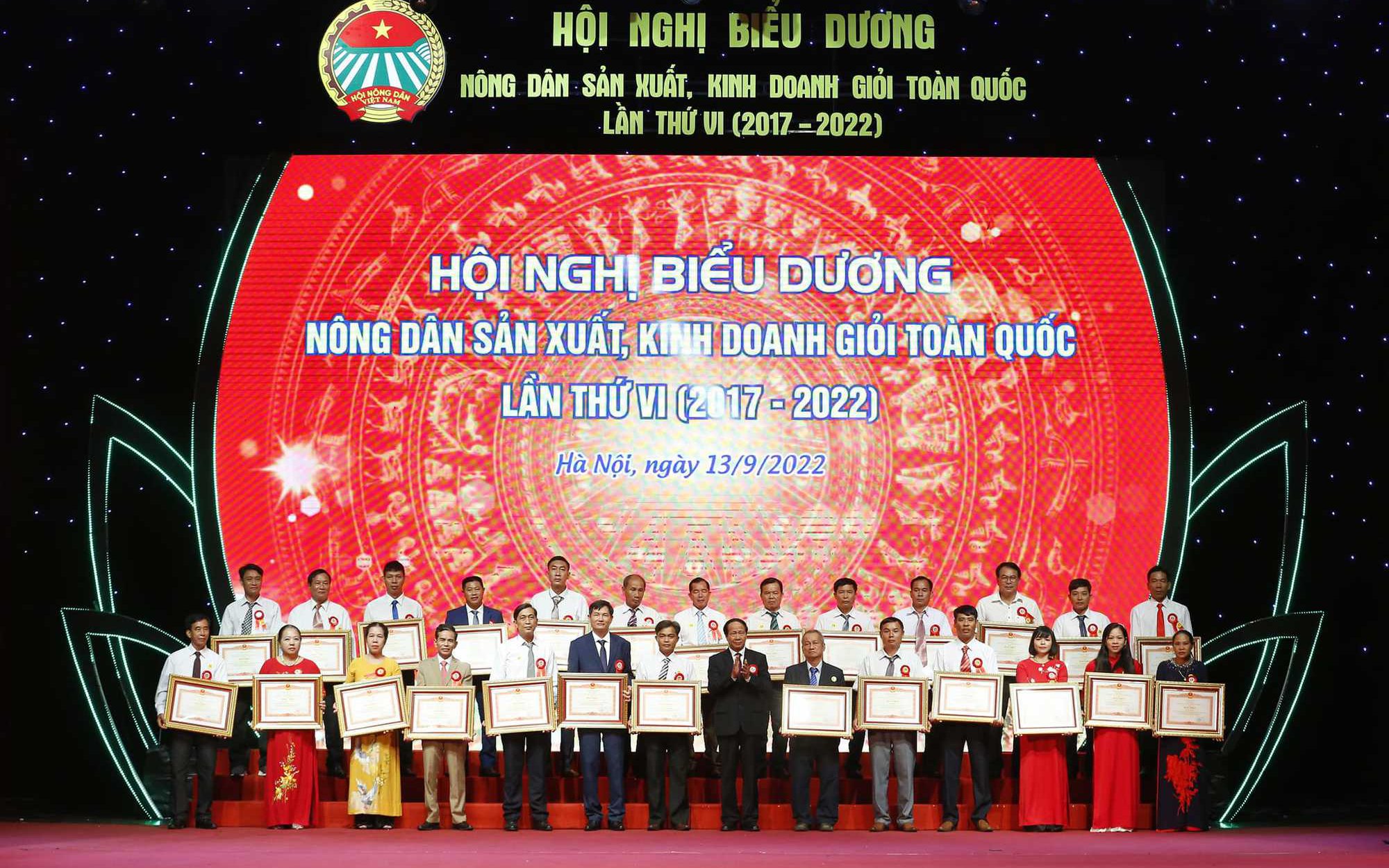 Bằng khen của Thủ tướng Chính phủ tặng thưởng cho 27 nông dân sản xuất, kinh doanh giỏi tiêu biểu