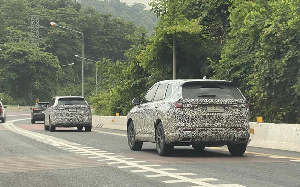 Honda CR-V 2023 chạy thử: Lộ diện rõ nét với 2 động cơ mới, đời cũ xả hàng giá "sốc"