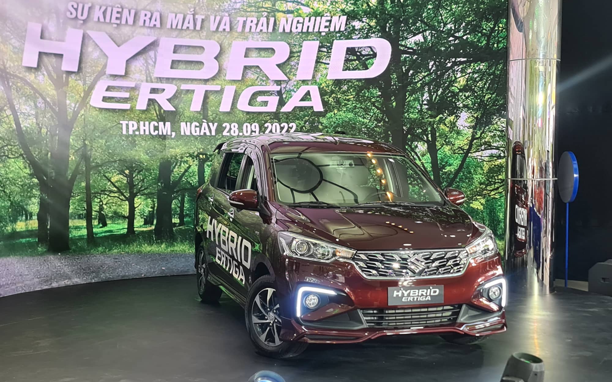 Giá lăn bánh Suzuki Ertiga 2022 vừa ra mắt Việt Nam: Tăng giá, bản Hybrid có đủ sức đấu Mitsubishi Xpander?