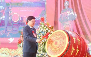 Bí thư Tỉnh ủy Bắc Ninh Nguyễn Anh Tuấn đánh trống khai giảng năm học mới tại Trường THPT Gia Bình số 1