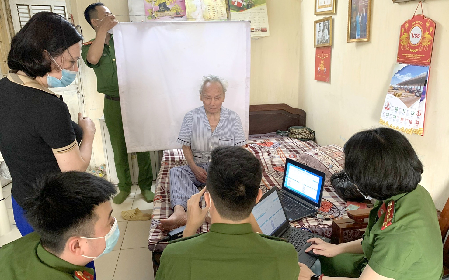 Công an quận Thanh Xuân đi từng ngõ gõ cửa từng nhà cấp căn cước công dân
