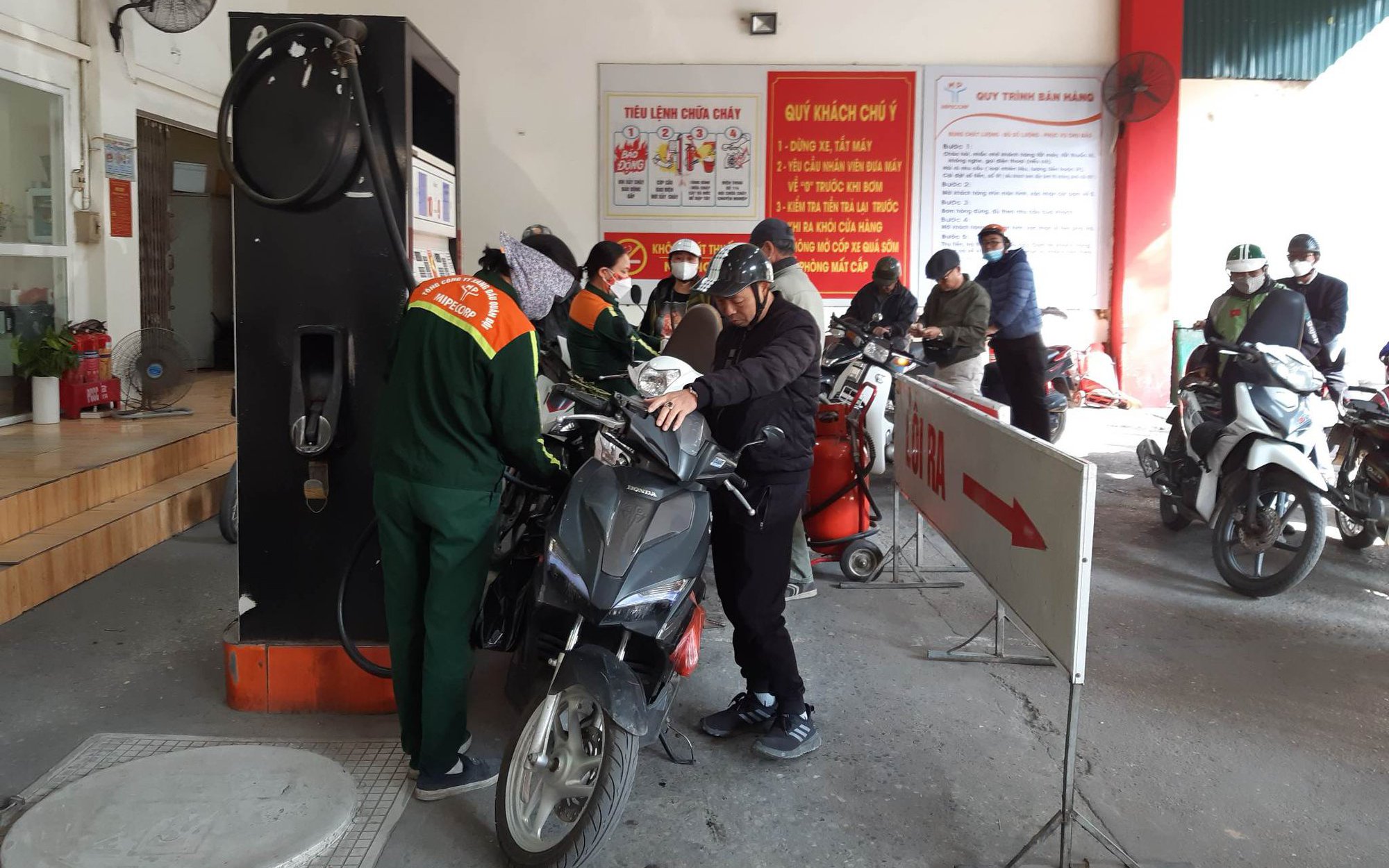 Giá xăng dầu hôm nay 1/1: Tuần tăng vọt, giá xăng tăng hơn 1.000 đồng/lít 