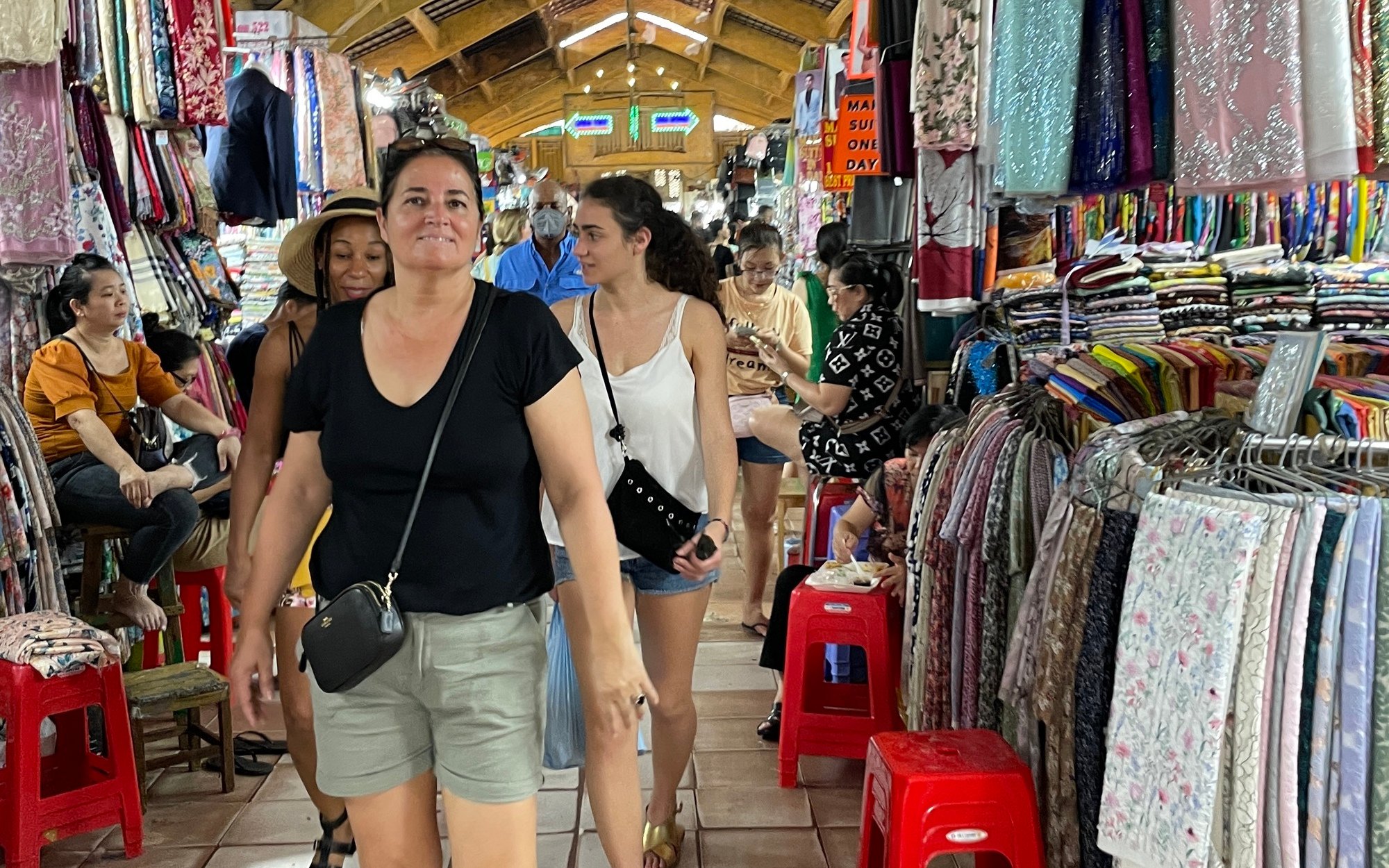 Du khách nườm nượp đến TP.HCM, chợ Bến Thành khách 'Tây' nhiều hơn ta