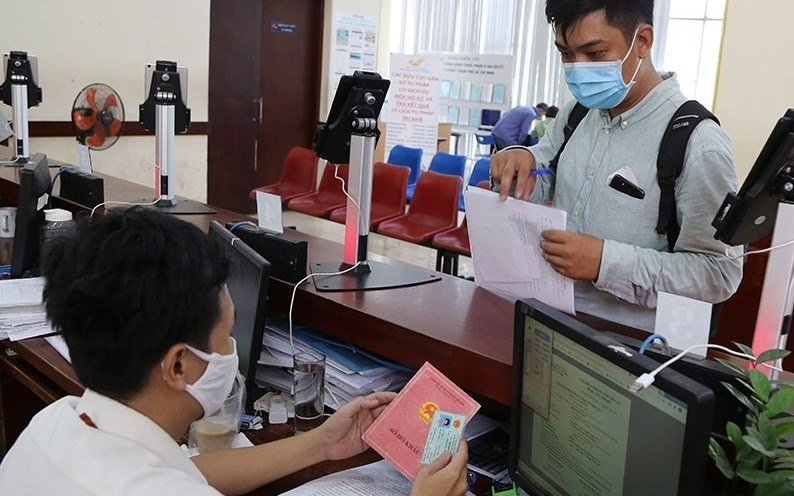Sổ hộ khẩu bị thu hồi căn cứ vào đâu để xác nhận thông tin cư trú?