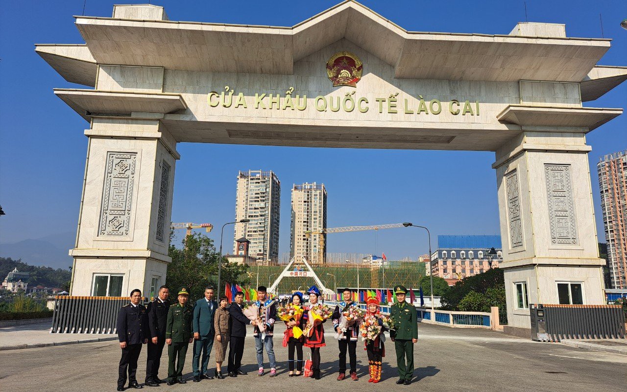 Đông đảo du khách nhập cảnh qua Cửa khẩu Quốc tế Lào Cai sau 3 năm gián đoạn